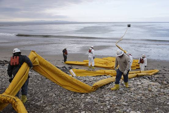 Shoreline spill containment and cleanup operation